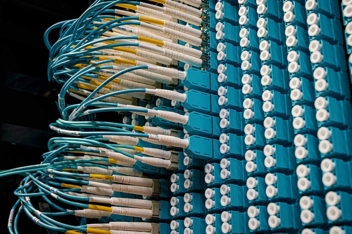 Rack de datacenter ISP LATAM con switches Huawei S5700 y CE6870 conectados con módulos SFP+ y QSFP28 de terceros EON en infraestructura de operadora