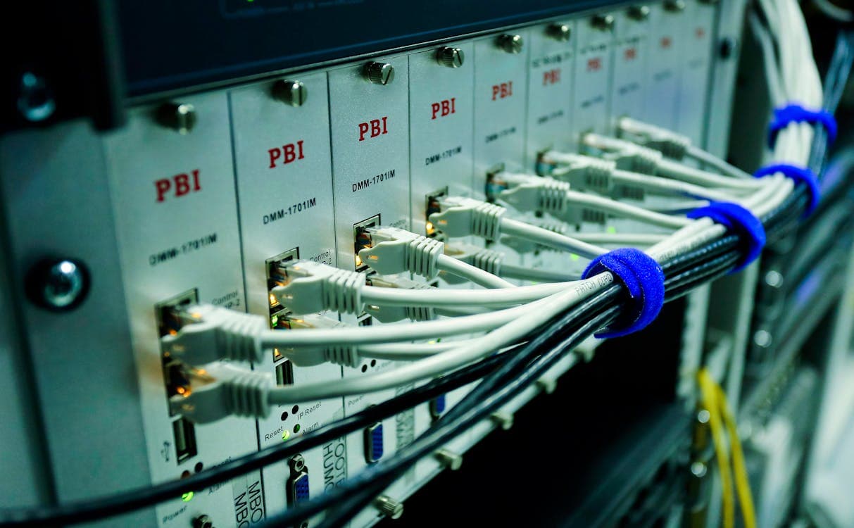 Terminal de consola JunOS mostrando comandos de configuración para habilitar módulos SFP de terceros en switches Juniper EX con el comando no-optics-abort, que permite usar transceptores con compatibilidad validada en infraestructura de red empresarial