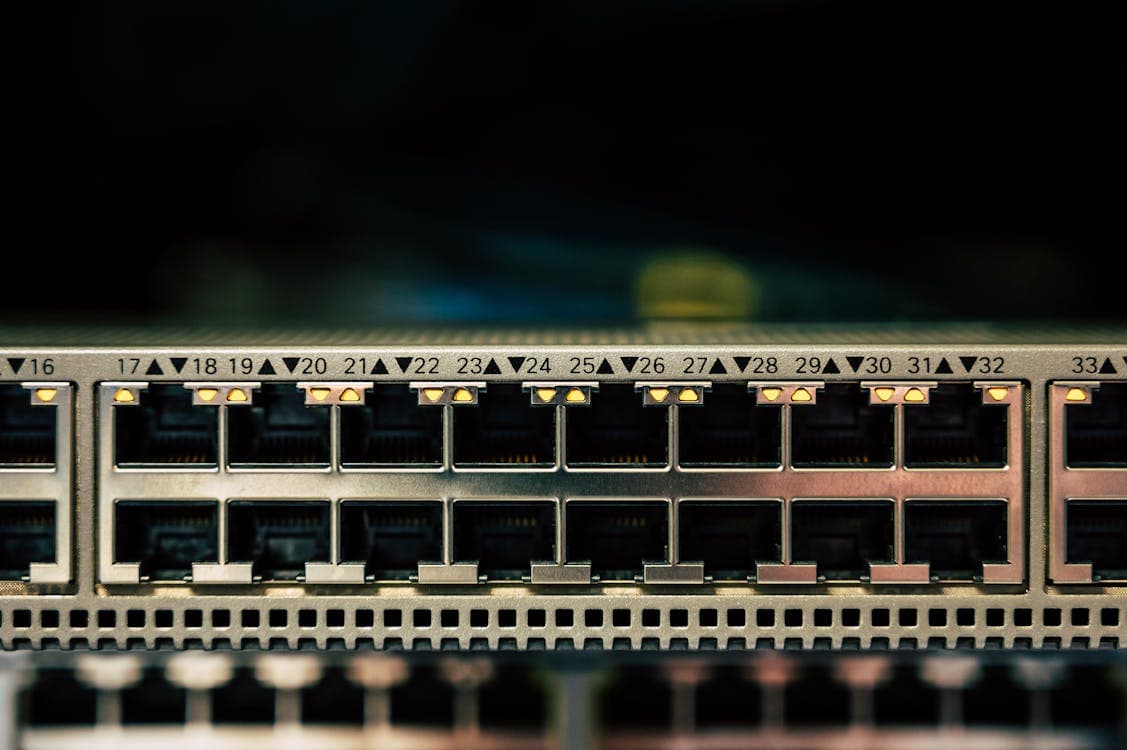 Módulo transceptor QSFP+ 40G insertado en switch de datacenter con puertos de alta densidad y cables de fibra óptica conectados en infraestructura de red empresarial