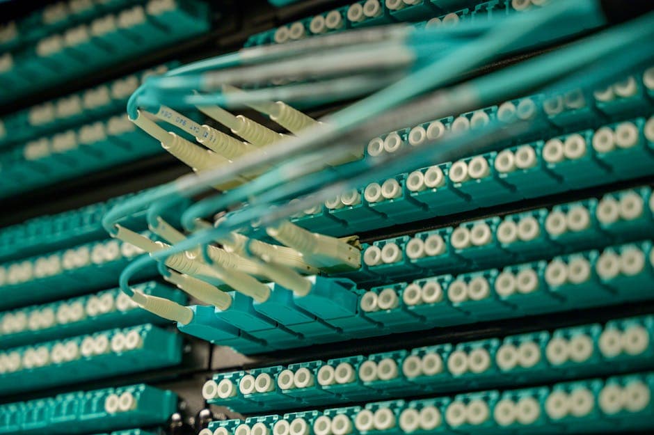 Módulos SFP y SFP+ EON Technology instalados en rack de switch con cables de fibra óptica organizados