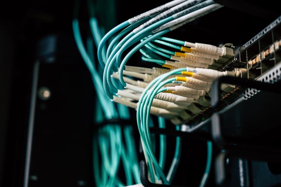 Diagrama de compatibilidad de módulos SFP y SFP+ en puertos de switch — SFP en puerto SFP+ funciona, SFP+ en puerto SFP no funciona